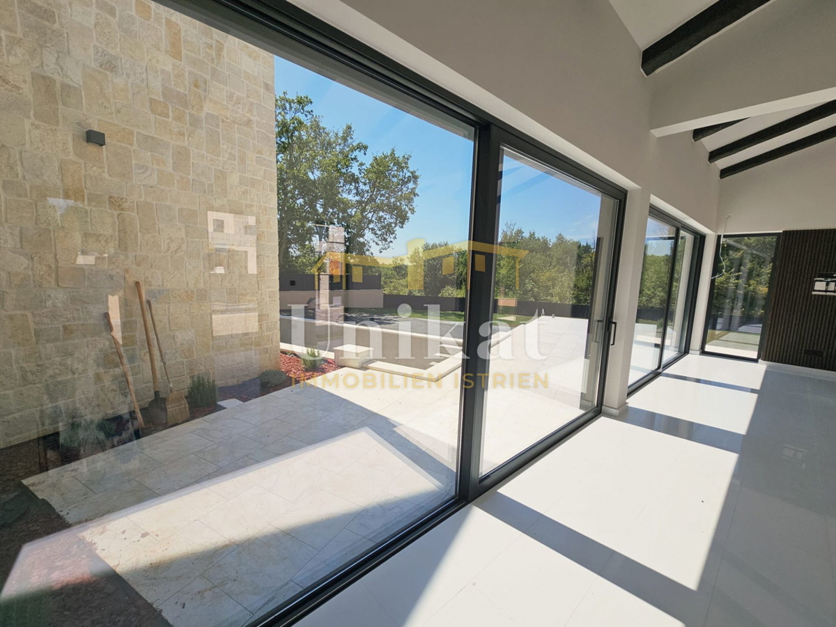 Moderna nuova costruzione con piscina vicino a Poreč